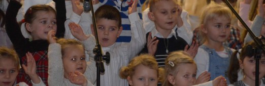 Przedszkolaki śpiewają małemu Jezuskowi w ramach "Misyjnego Kolędowania"